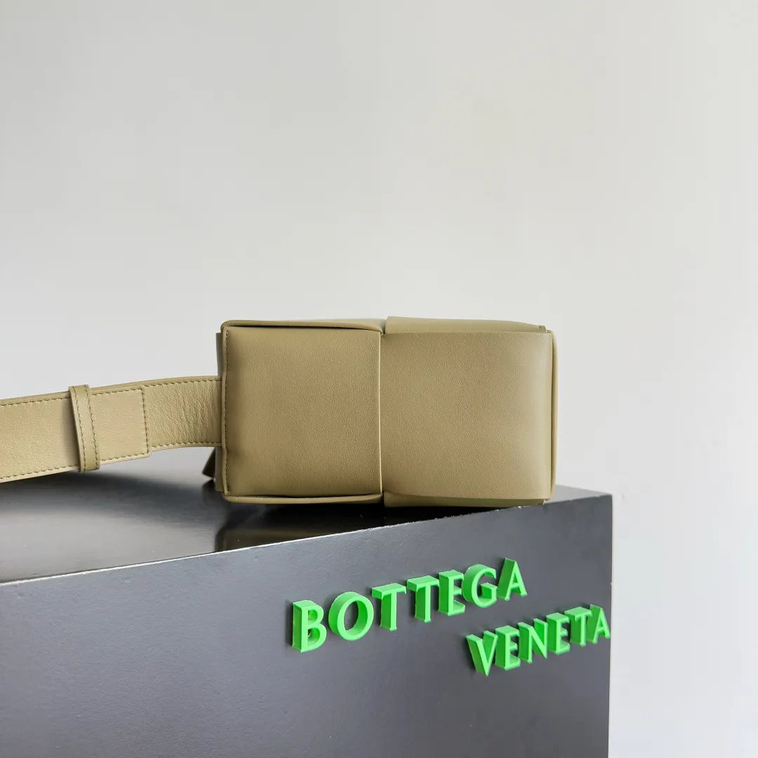 Batch 2480 BOTTEGA VENETA2025 new small ARCO camera bag. The bag has a unique woven design, which looks like scattered small squares. It has a strong sense of design! It’s very eye-catching👀Although the bag is not big, it can actually be packed🙌 Its cuteness and charm are irresistible! You can go out with just one carry, so worry-free! Very cost-effective 💯 Suitable for all men who have the habit of backpacking. The upper body is really handsome and very low-key! I think it’s very suitable for carrying on my daily back to work, it’s not too rigid and it feels very fashionable! Very tonally! Style number: 731165 Size: 28*18*9cm